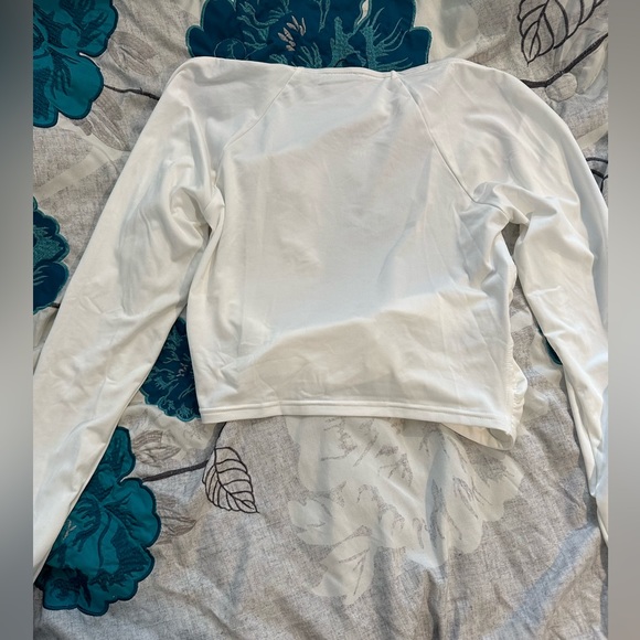 White Fox Boutique Long Sleeve Cropped Top - Picture 3 of 3